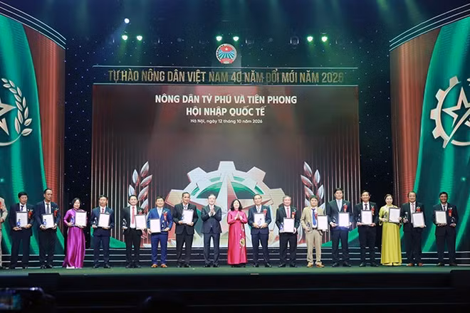 Các đồng chí Bùi Thị Minh Hoài, Lương Quốc Đoàn (thứ 9 và 10 từ phải sang) trao danh hiệu "Nông dân tỷ phú và tiên phong hội nhập quốc tế" tặng các cá nhân tiêu biểu. (Ảnh: Ban tổ chức cung cấp)