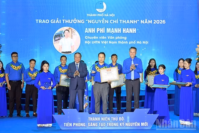 Các cán bộ Hội tiêu biểu nhận Giải thưởng "Nguyễn Chí Thanh" lần thứ nhất, năm 2026 của Thủ đô Hà Nội. (Ảnh: LINH PHAN)