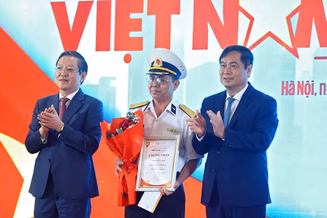 Chủ tịch Hội Nông dân Việt Nam Lương Quốc Đoàn (bên trái) và Phó Trưởng Ban Tuyên giáo và Dân vận Trung ương Phan Xuân Thủy trao giải Nhất cuộc thi viết "Việt Nam trong tôi".
