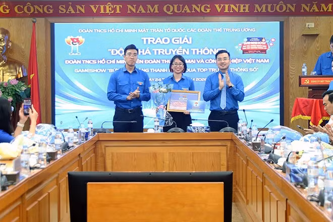 Ban tổ chức trao giải Cuộc thi “Bứt tốc Tháng Thanh niên-Đua top truyền thông số” tại hội nghị.