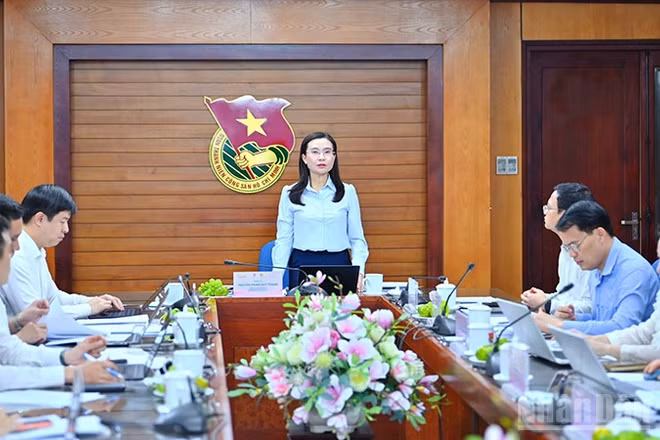 Bí thư Trung ương Đoàn, Chủ tịch Hội đồng Đội Trung ương Nguyễn Phạm Duy Trang, Chủ tịch Hội đồng xét chọn Giải thưởng "Cánh én hồng" năm 2026, Giải thưởng Kim Đồng năm học 2025-2026 thảo luận tại hội nghị.