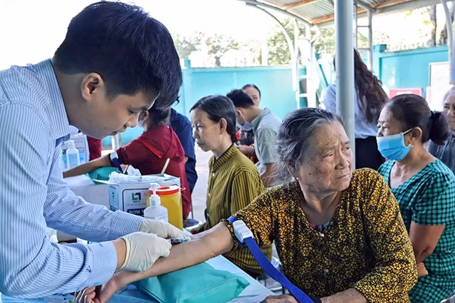 Đông đảo người dân đến khám, sàng lọc bệnh tại chương trình do Trung ương Hội Thầy thuốc trẻ Việt Nam triển khai tại Thành phố Hồ Chí Minh.