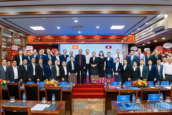 Đại biểu hai nước Việt Nam-Lào chụp ảnh lưu niệm tại lễ khai giảng chương trình bồi dưỡng.
