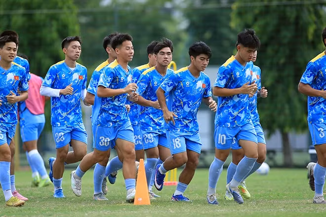 Đội tuyển bóng đá U19 Việt Nam tập luyện.