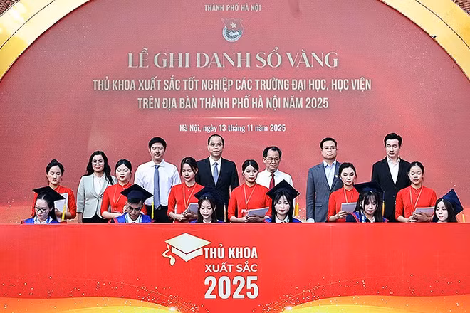 Đại diện Trung ương Đoàn, Trung ương Hội Sinh viên Việt Nam, Đoàn Thanh niên Thành phố Hà Nội chứng kiến các thủ khoa xuất sắc năm 2025 ghi danh Sổ vàng.