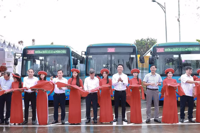 Đại diện lãnh đạo chính quyền xã Minh Châu và các đơn vị liên quan cắt băng khánh thành bến xe buýt Minh Châu.