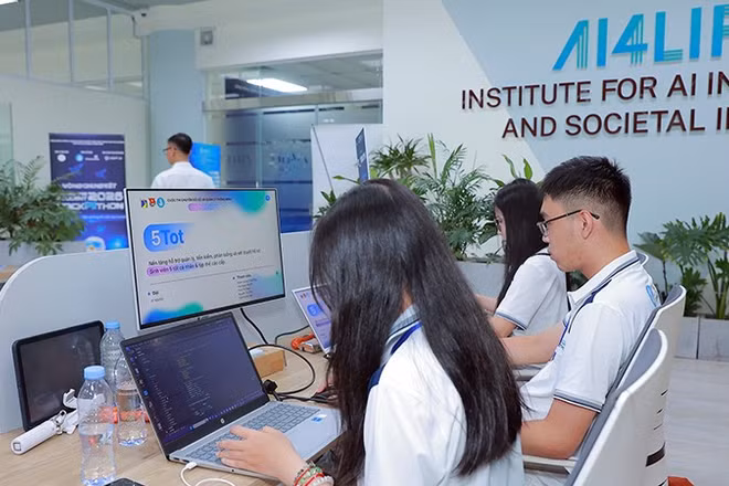 Các thí sinh chuẩn bị trước khi bước vào vòng đấu kéo dài 24 giờ không nghỉ. (Ảnh: Trung ương Hội Sinh viên Việt Nam cung cấp)