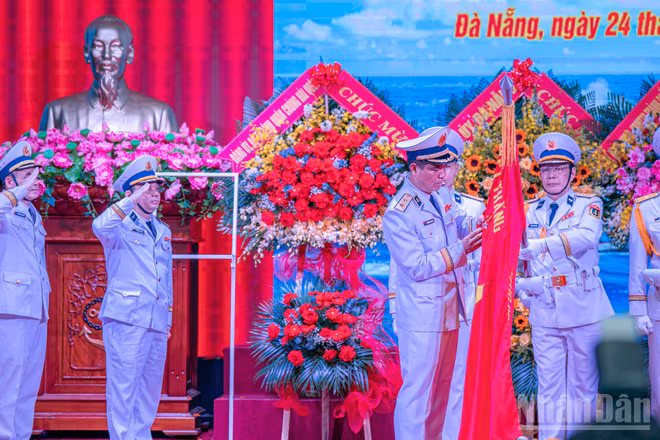 Phó Đô đốc Nguyễn An Phong thừa ủy quyền của Chủ tịch nước trao tặng Huân chương Bảo vệ Tổ quốc hạng Nhất cho Vùng 3 Hải quân.