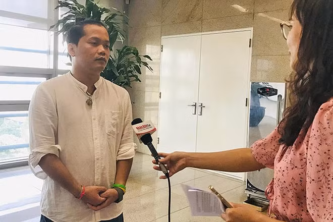Ông Hoàng Hoa Trung trả lời phỏng vấn các đơn vị báo chí vào năm 2022.
