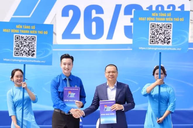Đại diện Đoàn Thanh niên thành phố Hà Nội và các đơn vị liên quan trao biên bản phối hợp ra mắt nền tảng số quản lý phong trào thanh niên. 