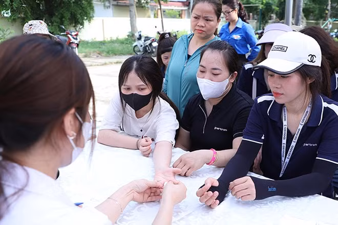 Y, bác sĩ trẻ tình nguyện khám bệnh, tư vấn sức khỏe miễn phí cho thanh niên công nhân tỉnh Phú Thọ tại Ngày hội.