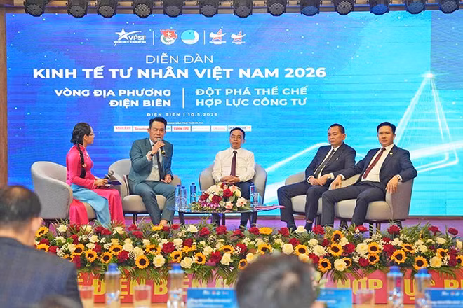 Đại diện chính quyền địa phương, nhà hoạch định chính sách, chuyên gia và doanh nhân trẻ tham gia đối thoại.