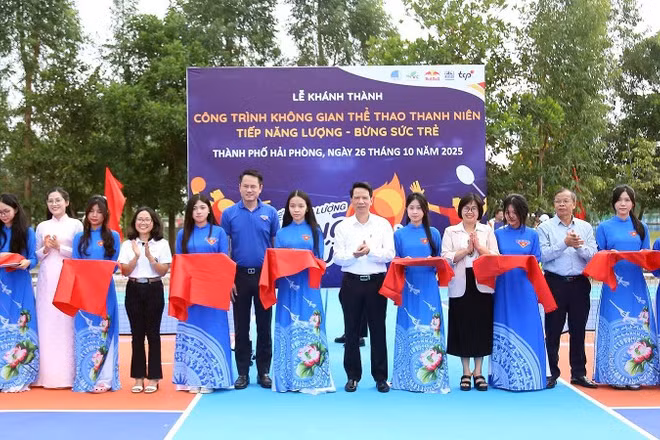 Đại diện Trung ương Hội Liên hiệp Thanh niên Việt Nam và các đơn vị liên quan cắt băng khánh thành công trình.