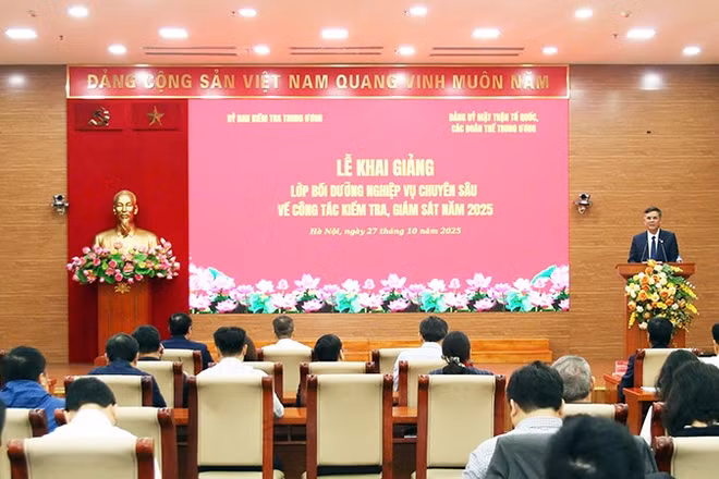 Toàn cảnh lễ khai giảng lớp bồi dưỡng.