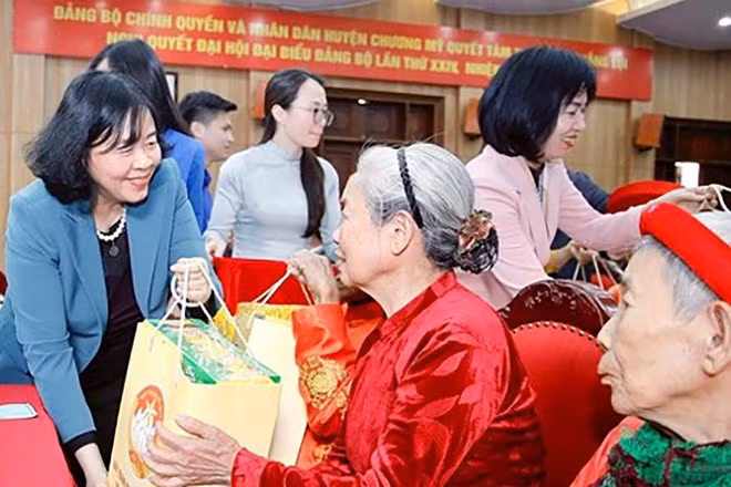 Đồng chí Bùi Thị Minh Hoài trao quà Tết Nguyên đán tặng người cao tuổi trên địa bàn Thủ đô.