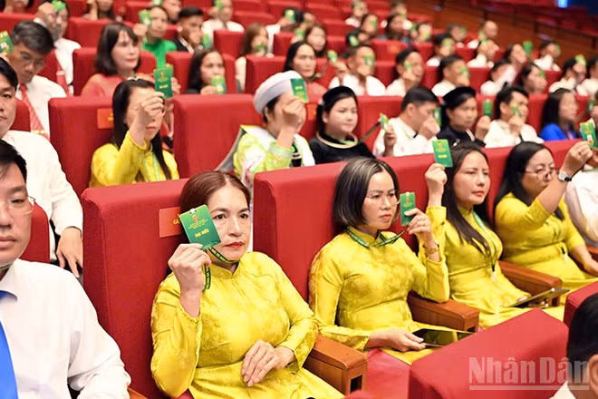 Các đại biểu biểu quyết tại Đại hội toàn quốc Hội Nông dân Việt Nam lần thứ IX.