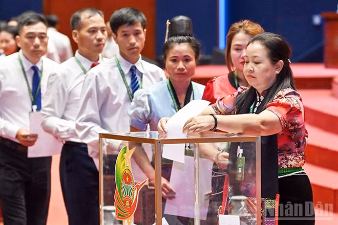 Các đại biểu tiến hành bỏ phiếu bầu tại Đại hội.