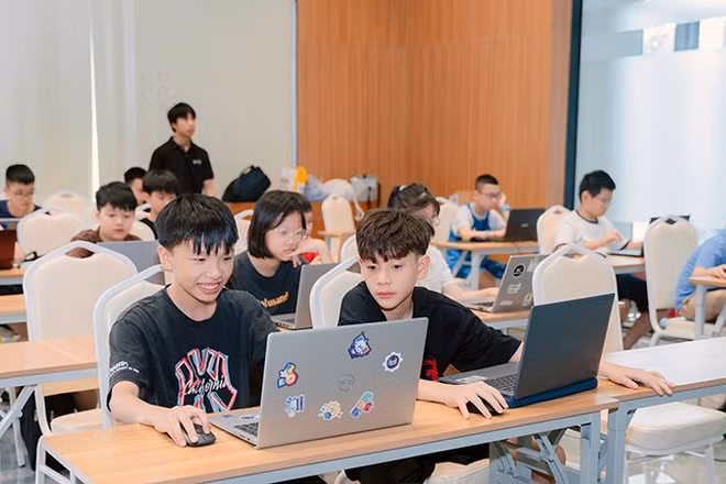 Học viên của Code Adventure 2026 trong ngày khai giảng.