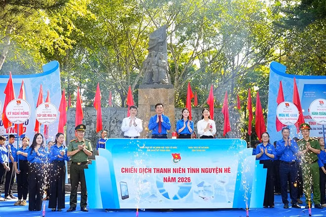 Đại diện Đoàn Thanh niên Mặt trận Tổ quốc, các đoàn thể Trung ương và các đơn vị liên quan thực hiện nghi thức khởi động Chiến dịch "Thanh niên tình nguyện hè" năm 2026 trên địa bàn tỉnh Thanh Hóa.