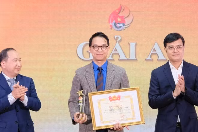 Phó Chủ tịch Ủy ban Trung ương Mặt trận Tổ quốc Việt Nam, Bí thư Thứ nhất Trung ương Đoàn Bùi Quang Huy (bên phải) trao giải A tặng các tác giả. 
