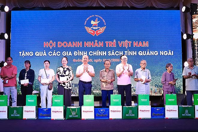 Đại diện đoàn đại biểu Hành trình trao quà tặng các gia đình chính sách tại Quảng Ngãi.