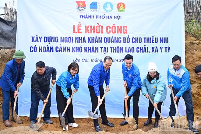 Đại diện đoàn công tác của tuổi trẻ Thủ đô cùng các cơ quan, đoàn thể địa phương khởi công xây dựng căn nhà "Khăn quàng đỏ" tặng gia đình em Ly Xá Cà.