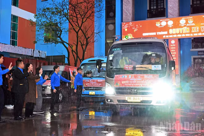 Đại diện Đoàn Thanh niên, Hội Sinh viên thành phố Hà Nội và các nhà trường, đơn vị liên quan tạm biệt 200 bạn trẻ lên đường về quê đón Tết cổ truyền trên những "Chuyến xe yêu thương" năm 2026.
