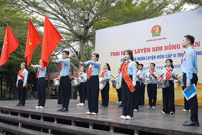 Một buổi tập luyện, kiểm tra Nghi thức Đội tại Trại huấn luyện Kim Đồng toàn quốc. (Ảnh: Hội đồng Đội Trung ương cung cấp)