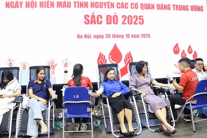 Phó Bí thư Thường trực Đảng ủy các cơ quan Đảng Trung ương Nguyễn Thị Hoàng Vân, Bí thư Đoàn Thanh niên các cơ quan Đảng Trung ương Trần Thị Ngọc Quỳnh (thứ 5 và 4 từ trái sang) cùng hiến máu với đoàn viên, thanh niên tại Ngày hội.