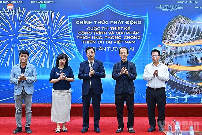 Đại diện Ủy ban Trung ương Mặt trận Tổ quốc Việt Nam và các đơn vị liên quan thực hiện nghi thức phát động cuộc thi.