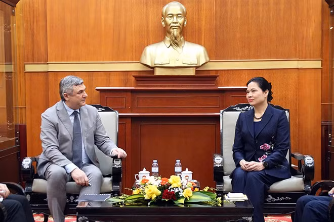 Đồng chí Hà Thị Nga và ông Vyacheslav Gennadievich Kalganov tại buổi tiếp.