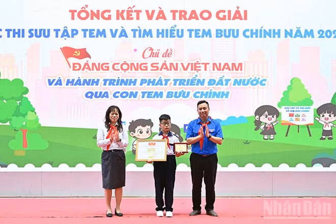 Đại diện Ban tổ chức trao Giải Đặc biệt tặng thí sinh Đặng Trung Hiếu.