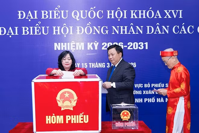Các đồng chí Bùi Thị Minh Hoài, Nguyễn Xuân Thắng và ông Phạm Minh Trọng, đảng viên cao tuổi bỏ những lá phiếu đầu tiên tại khu vực bỏ phiếu số 7 (đơn vị bầu cử số 2, tổ dân phố số 9 và 10, phường Xuân Đỉnh, Hà Nội).