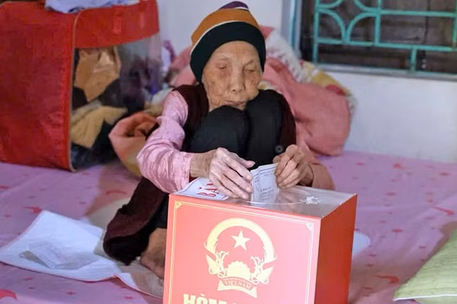 Cụ Nguyễn Thị Tính tự tay bỏ phiếu vào thùng phiếu di động tại nhà riêng.