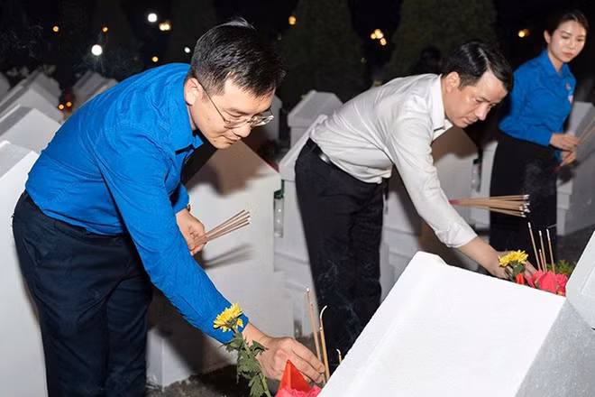 Phó Bí thư Đảng ủy Mặt trận Tổ quốc, các đoàn thể Trung ương Ngô Văn Cương, Bí thư Đoàn Thanh niên Mặt trận Tổ quốc, các đoàn thể Trung ương Nguyễn Nhất Linh cùng đại diện các đơn vị liên quan tri ân các anh hùng liệt sĩ tại Nghĩa trang liệt sĩ Hàm Rồng. (Ảnh: Ban tổ chức cung cấp)