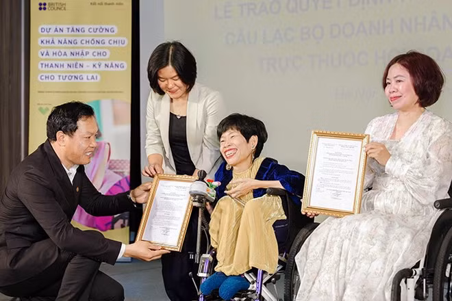 Đại diện Trung ương Hội Doanh nhân trẻ Việt Nam trao quyết định bổ nhiệm Chủ tịch Câu lạc bộ "Doanh nhân trẻ tạo tác động xã hội" đối với chị Nguyễn Thị Vân (thứ hai từ phải sang).
