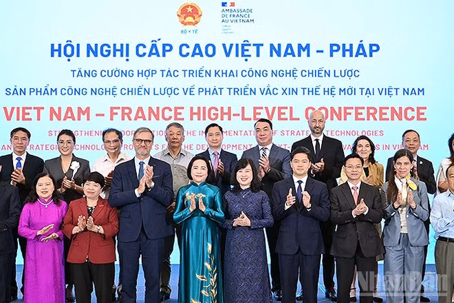 Phó Chủ tịch Quốc hội Nguyễn Thị Thanh, Bộ trưởng Y tế Đào Hồng Lan (thứ 5 và 6 từ trái qua, hàng đầu) cùng đại diện các cơ quan, đơn vị liên quan tại hội nghị.