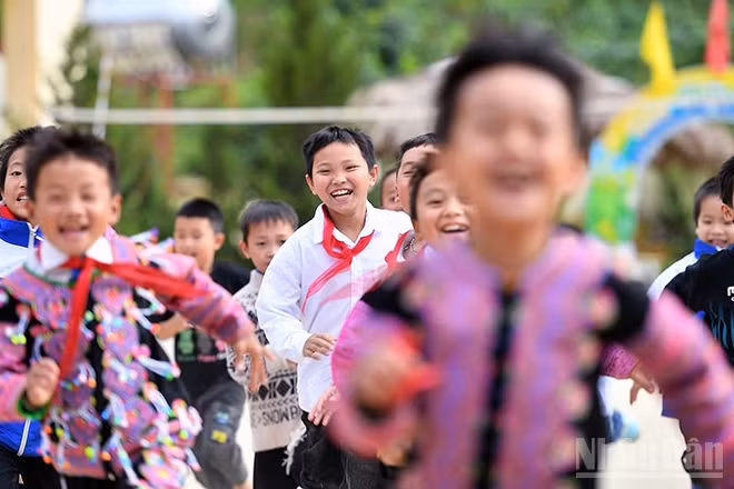 Nụ cười học sinh xã Lóng Luông (cũ), một trong những địa phương từng là điểm nóng về ma túy. (Ảnh: LINH PHAN)