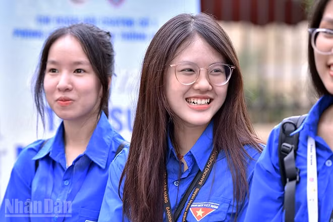 Đoàn viên, thanh niên thành phố Hà Nội tham gia tình nguyện trong Chiến dịch "Tiếp sức mùa thi" năm 2025.