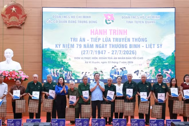 Đại diện đoàn công tác trao quà tặng thương binh, đại diện gia đình liệt sĩ, người có công trong khuôn khổ hành trình. (Ảnh: Đoàn các cơ quan Đảng Trung ương cung cấp)