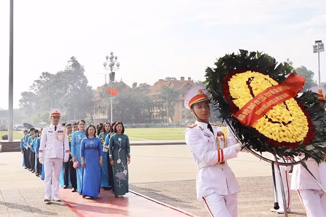 Đoàn đại biểu Liên đoàn Lao động tỉnh Thái Nguyên vào Lăng viếng Chủ tịch Hồ Chí Minh.