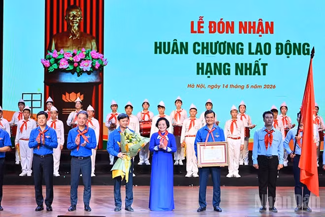 Phó Thủ tướng Phạm Thị Thanh Trà trao Huân chương Lao động hạng Nhất tặng Đội Thiếu niên Tiền phong Hồ Chí Minh.