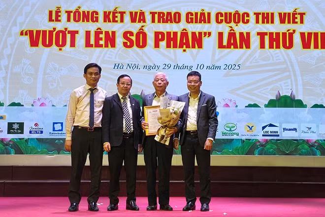 Đại diện gia đình tác giả Nguyễn Minh Châu nhận Giải Đặc biệt của Cuộc thi do cây viết nghị lực không thể có mặt vì điều kiện sức khỏe.