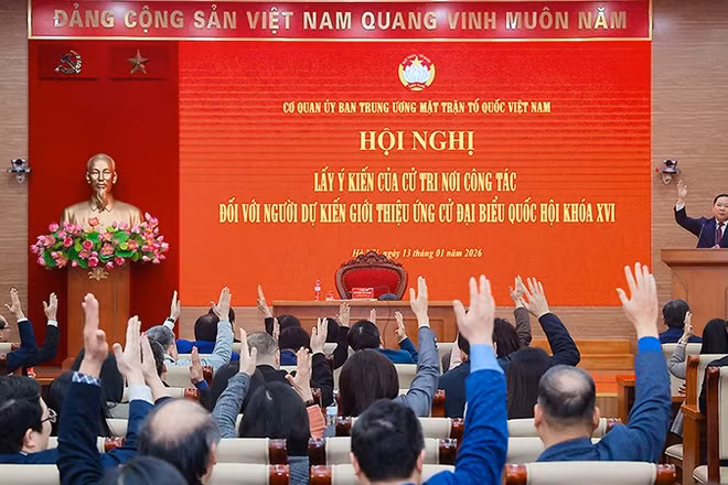 Cử tri Cơ quan Ủy ban Trung ương Mặt trận Tổ quốc Việt Nam biểu quyết đối với danh sách người dự kiến giới thiệu ứng cử đại biểu Quốc hội khóa XVI.