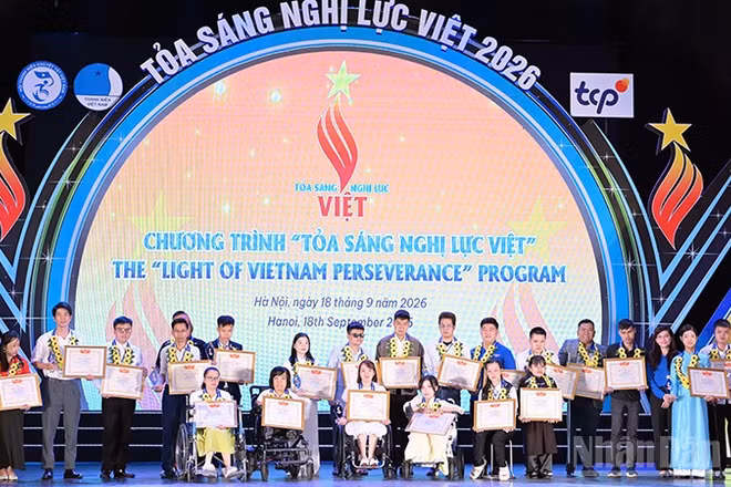Những gương mặt "Tỏa sáng nghị lực Việt" năm nay trên bục vinh danh. (Ảnh: LINH PHAN)