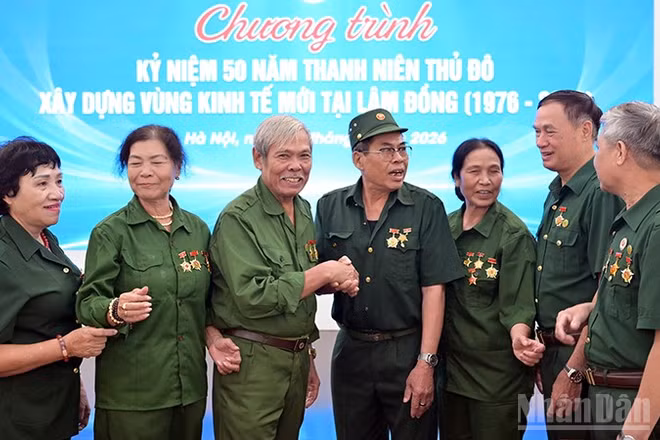 Bầu không khí gần gũi, thắm thiết tình đồng chí, đồng đội của những chiến sĩ thanh niên xung phong Thủ đô năm xưa sau bao năm gặp lại. (Ảnh: LINH PHAN)
