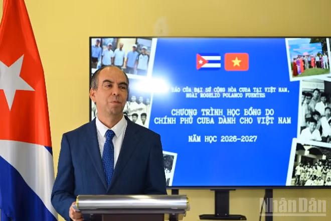 Đại sứ Cuba tại Việt Nam Rogelio Polanco Fuentes thông tin về chương trình học bổng tại buổi họp báo. 