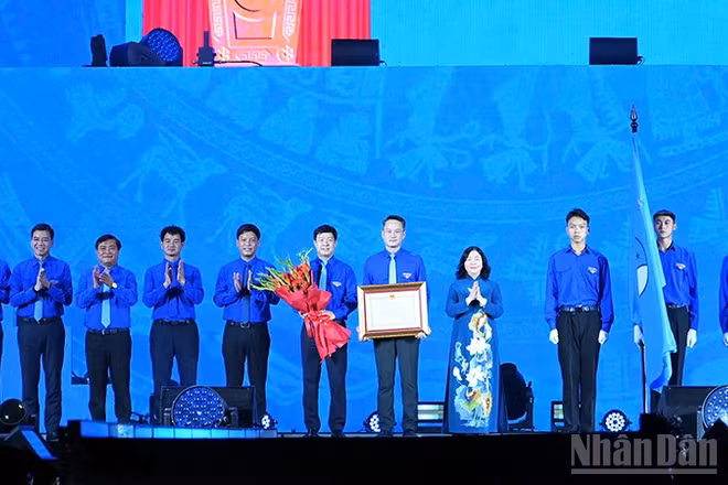 Đồng chí Bùi Thị Minh Hoài trao Huân chương Lao động hạng Nhất tặng Hội Liên hiệp thanh niên Việt Nam. (Ảnh: LINH PHAN)