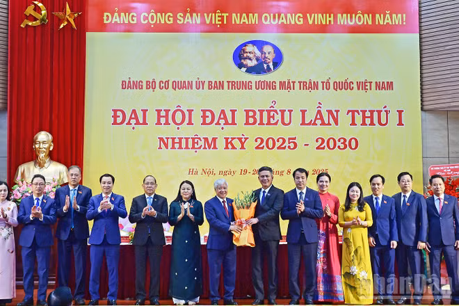 Đồng chí Trần Thắng, Phó Bí thư Đảng ủy Mặt trận Tổ quốc, các đoàn thể Trung ương (thứ 9 từ phải sang) tặng hoa chúc mừng Ban Chấp hành Đảng bộ Cơ quan Ủy ban Trung ương Mặt trận Tổ quốc Việt Nam nhiệm kỳ 2025-2030.