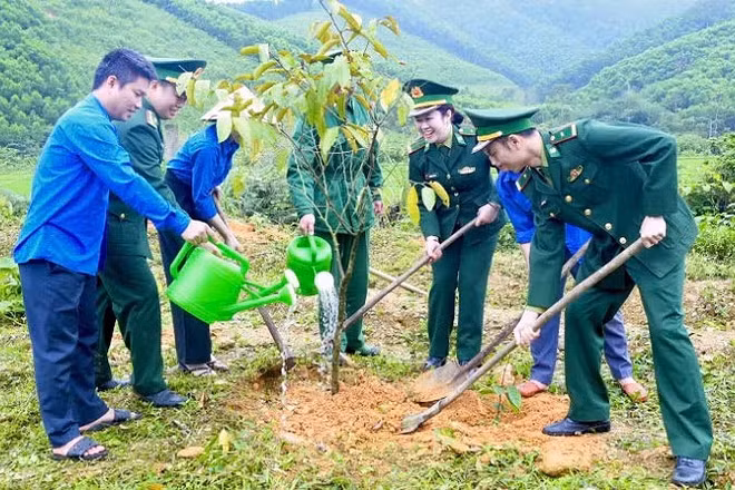 Cán bộ, chiến sĩ biên phòng và đoàn viên thanh niên Nghệ An trồng cây dịp Tháng Thanh niên vừa qua.
